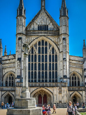 Front of a cathedral in the sunshine